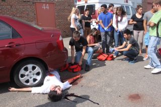 At an accident scheme, which types of victims are a priority and receive first-aid first?