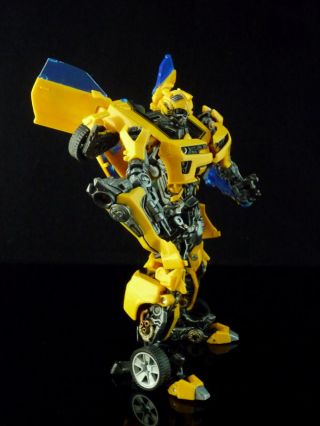 What is Battle Blade Bumbebee's vehicle form in the Age of Extinction toys?